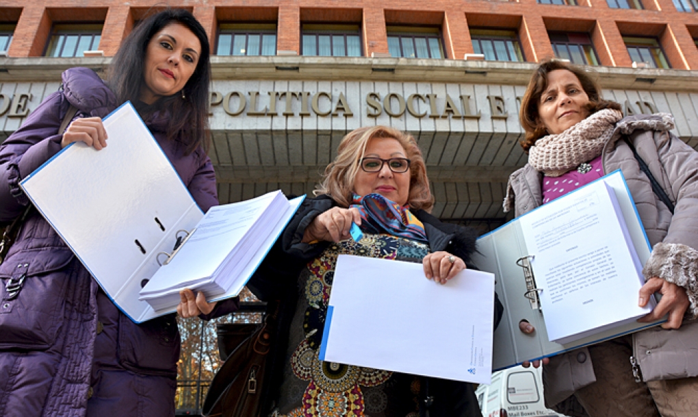 Las matronas del Informe Doulas entregan 5.000 firmas a Sanidad contra esta actividad