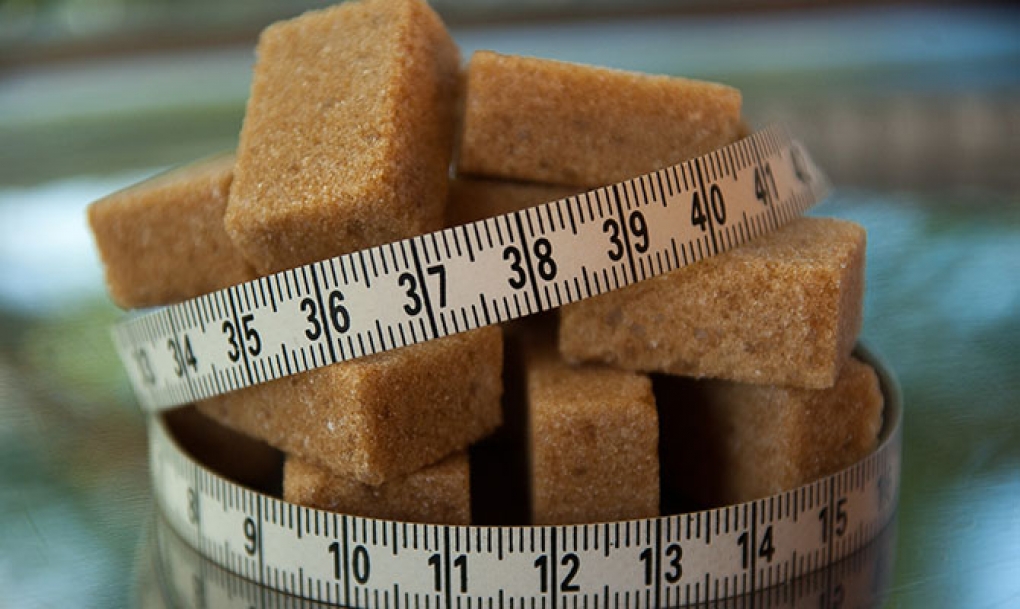 El azúcar no debería superar el 5% de las calorías de nuestra dieta, lo que equivale a 6 terrones