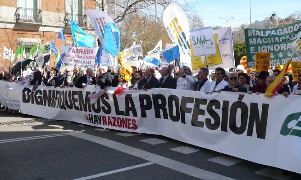 Médicos de toda España se manifiestan en Madrid para recuperar los derechos perdidos durante los años de la crisis