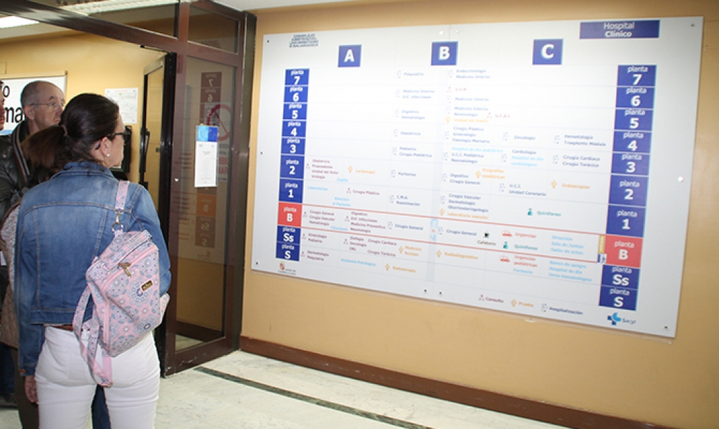 El Hospital de Salamanca estrena paneles informativos para facilitar el acceso a su cartera de servicios