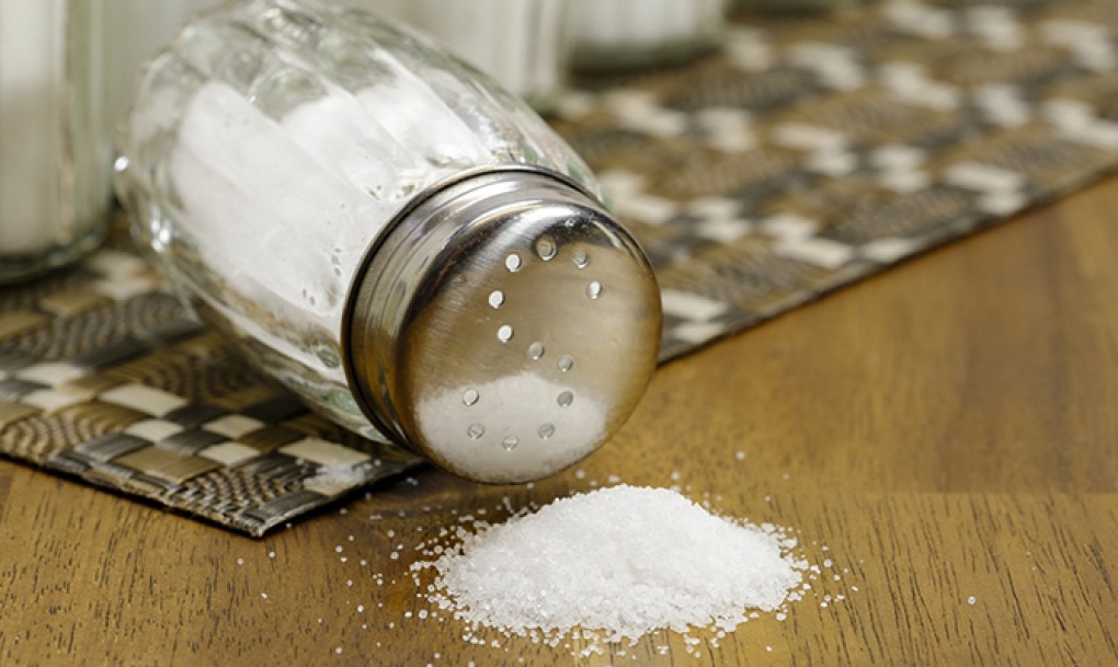Cambiar la sal por un sustituto bajo en sodio reduce el riesgo de accidente cerebrovascular