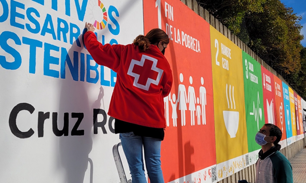 Más de 100 personas pintan a mano el mayor mural sobre los Objetivos de Desarrollo Sostenible