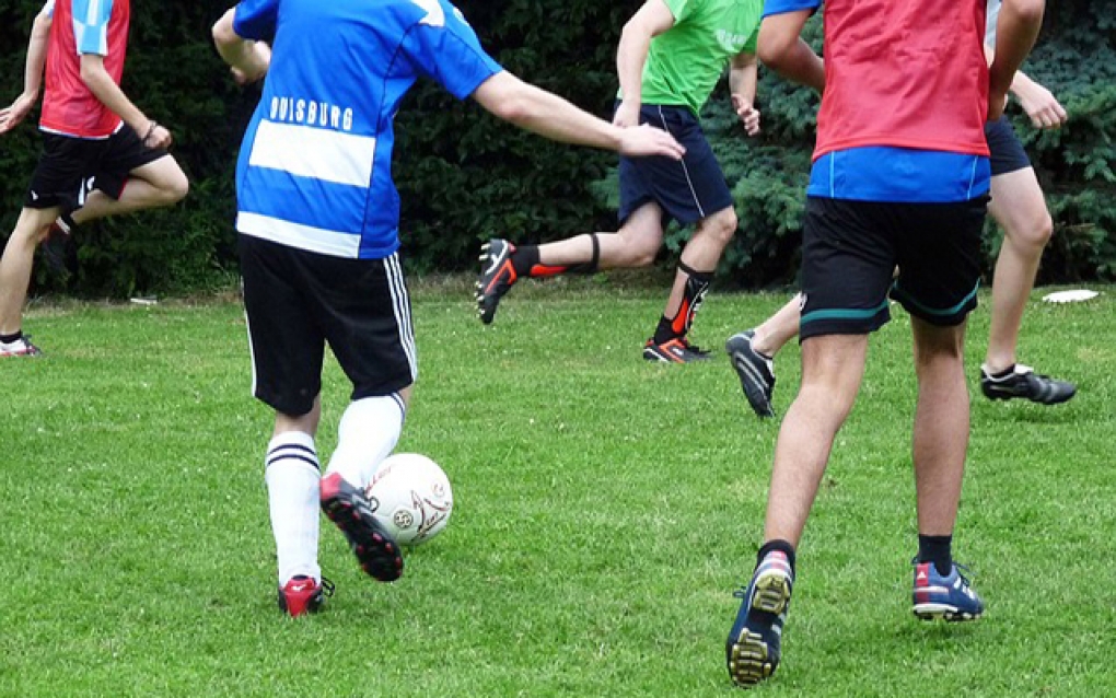 Los adolescentes que juegan al fútbol mantienen mejor la atención