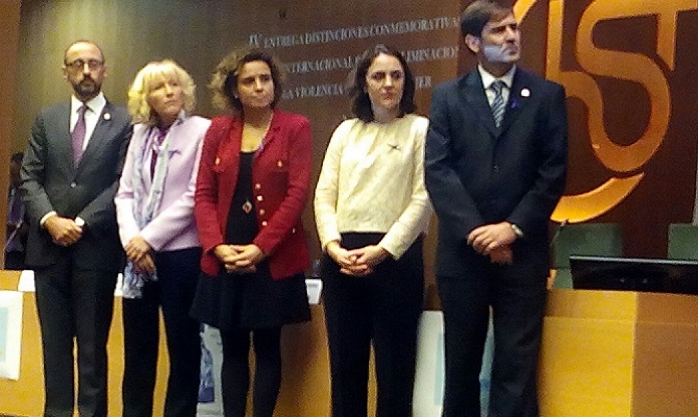 La ministra de Sanidad pide en el Senado unir fuerzas contra la violencia de g&eacute;nero