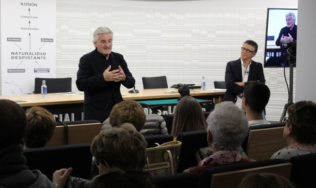 «Los magos llevan cientos de años utilizando intuitivamente técnicas que hoy en día la neurociencia ha hecho suyas»