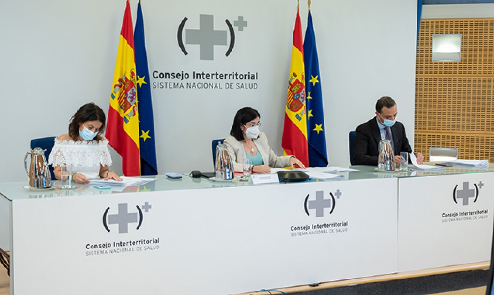 La incidencia del coronavirus en España baja de los 700 casos, pero la covid-19 deja otras 73 muertes, un 32% más que ayer