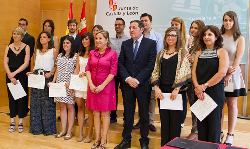 Sacyl contrata a los 15 mejores residentes de Castilla y León como reconocimiento a su labor profesional