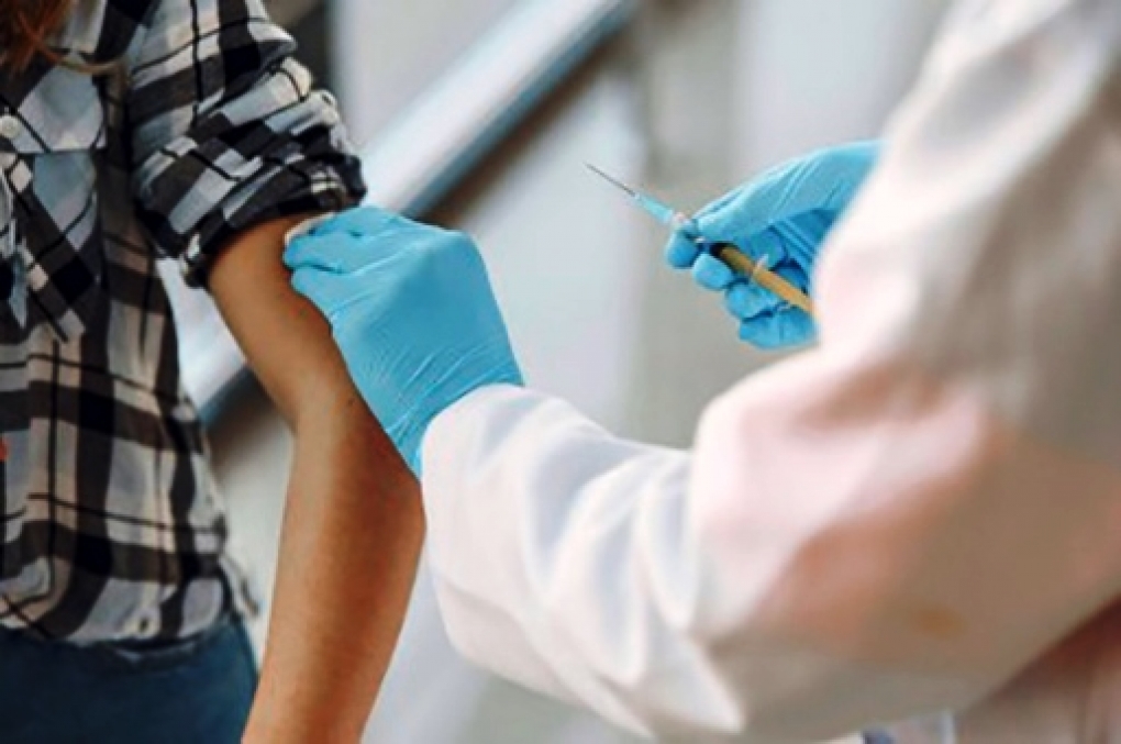 La vacuna de AstraZeneca se seguirá administrando hasta los 69 años