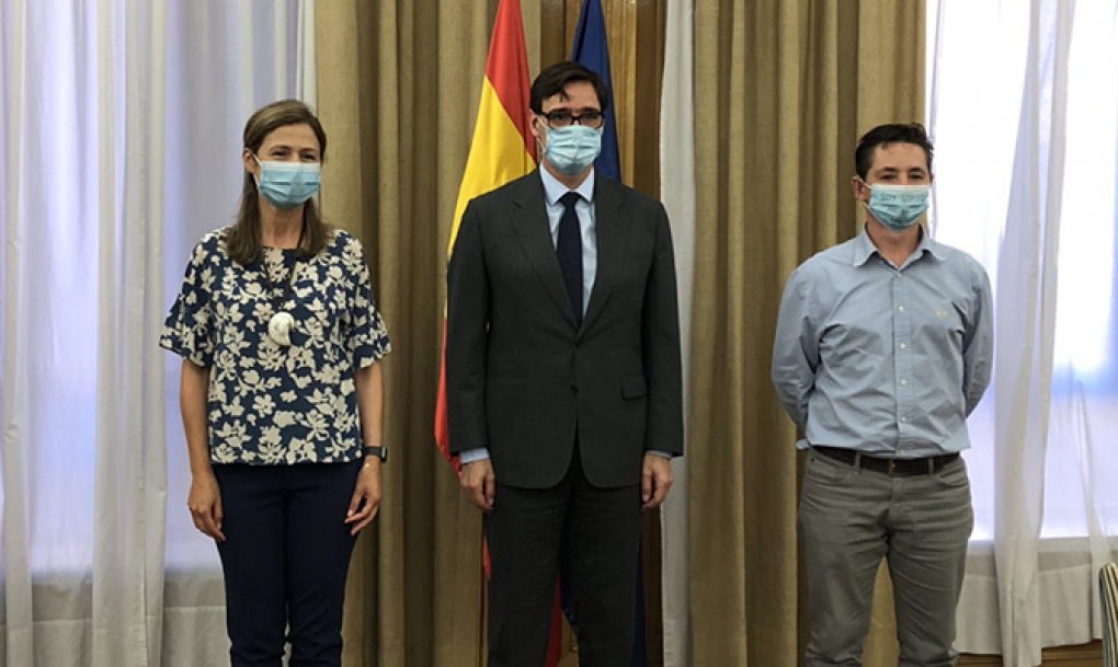 Un joven sordo lleva al ministerio de Sanidad su lucha para que se homologuen las mascarillas transparentes