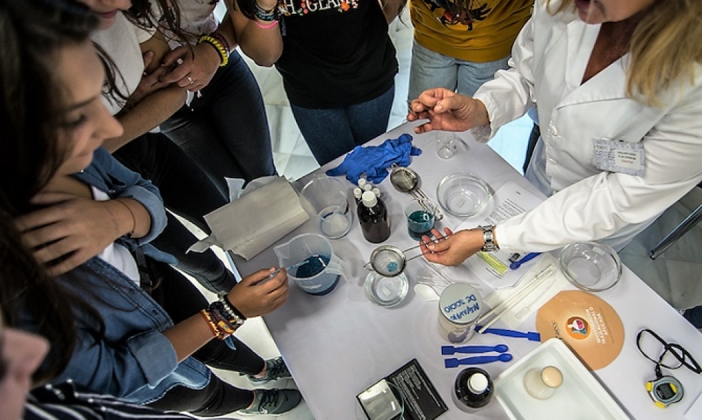 La AECC acerca la investigación a los colegios a través del programa ‘Ciencia para todos’