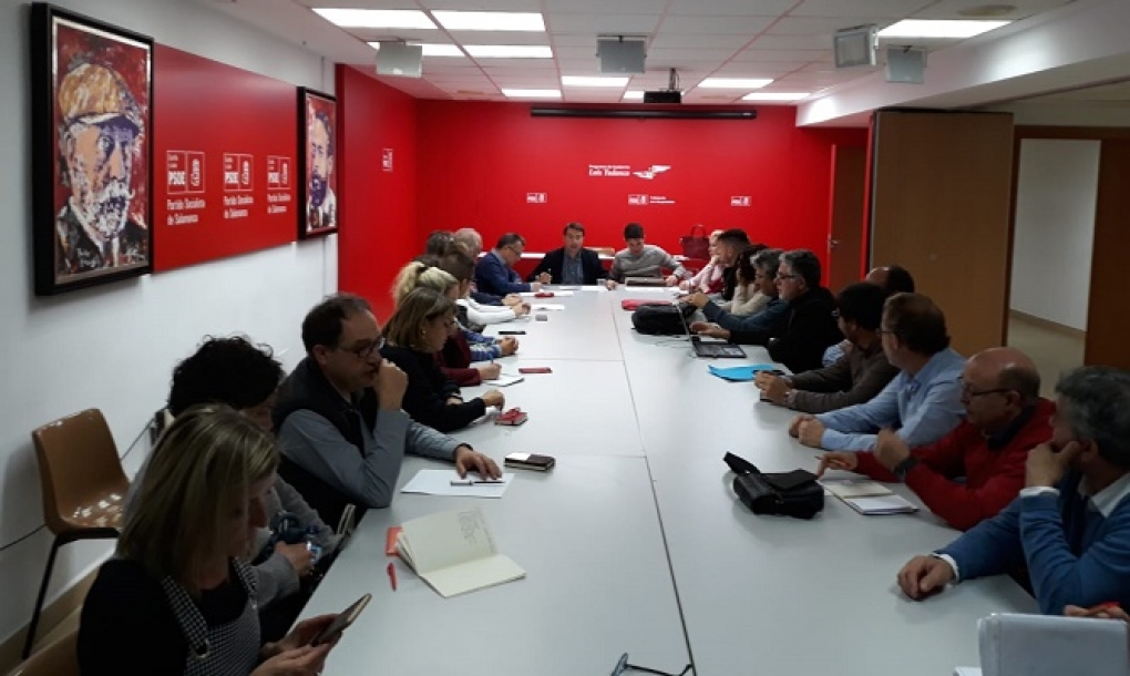 El PSOE pide a Mañueco que encabece la marea blanca de Salamanca en defensa de la sanidad pública