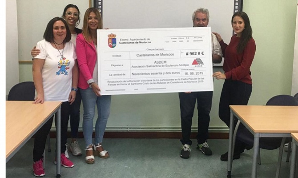 Castellanos de Moriscos entrega a ASDEM los 962 euros recaudados en la paella popular de sus fiestas