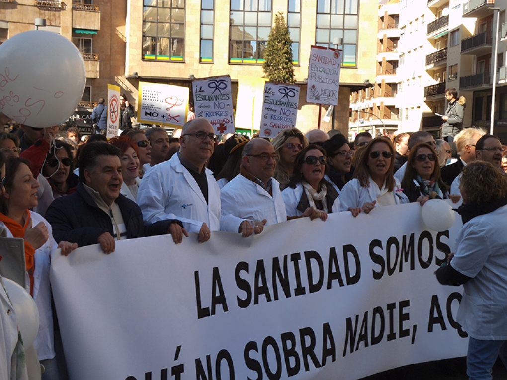 Los trabajadores del hospital de Salamanca celebran el éxito de la marea blanca sin descartar nuevas movilizaciones