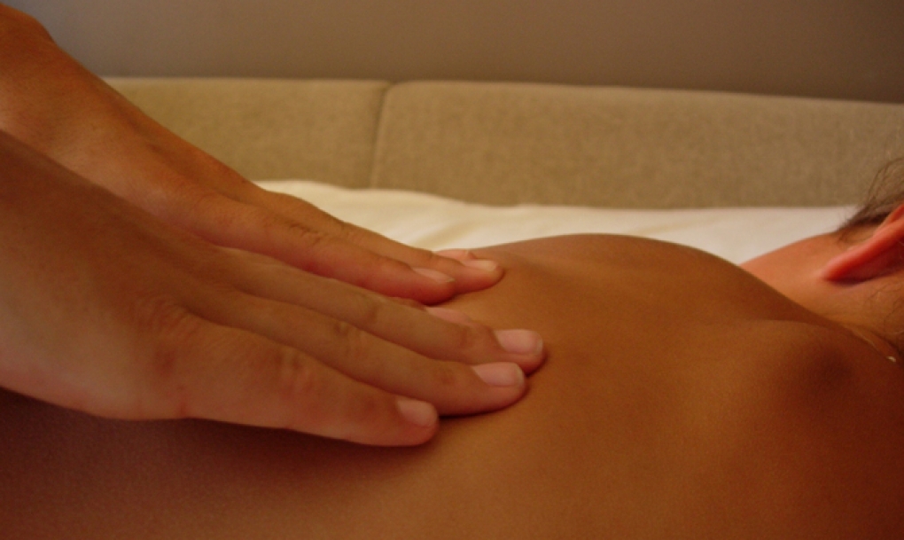 El dolor de espalda postural es la causa principal de la reducción de mama
