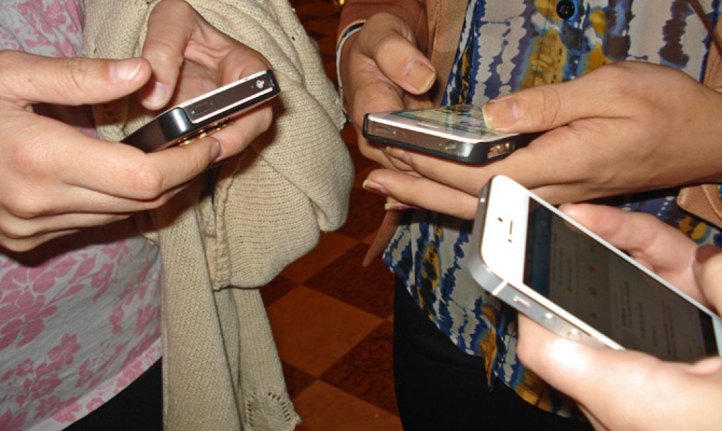 Cruz Roja Española formará a 2.700 personas mayores en el uso de teléfonos inteligentes