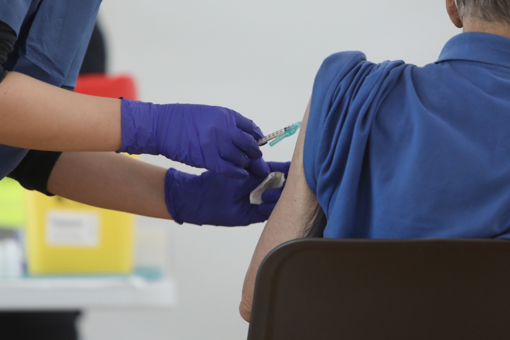 La Comisión de Salud Pública descarta retrasar la segunda dosis de la vacuna de Pfizer y Moderna