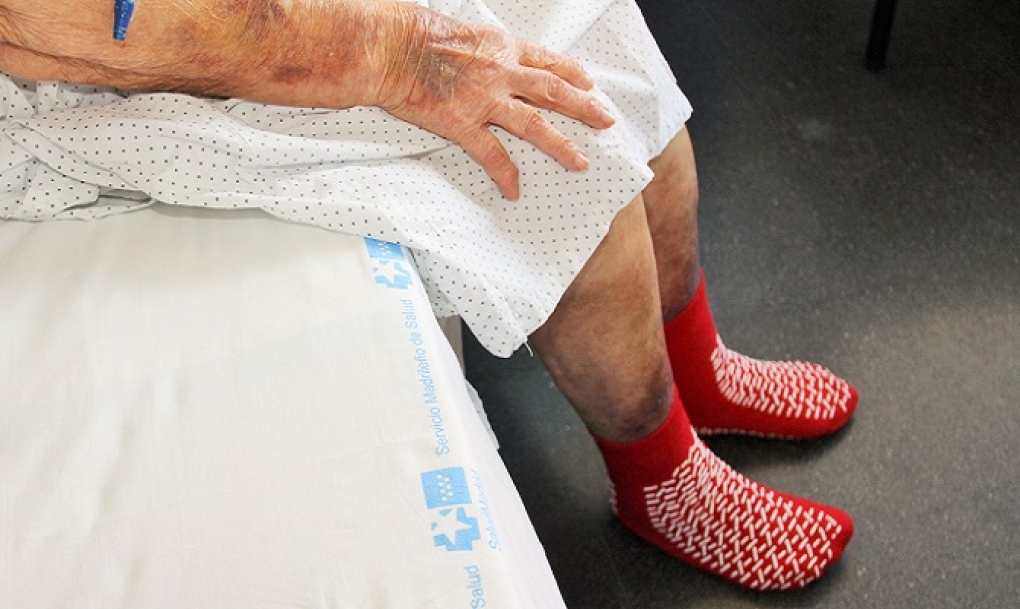 Calcetines antideslizantes para evitar ca&iacute;das de pacientes en los hospitales