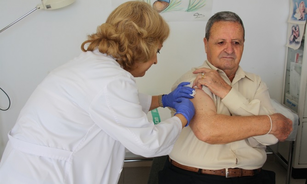 La inmunosenescencia y las enfermedades crónicas hacen que la vacunación sea “muy importante” a partir de los 55 años