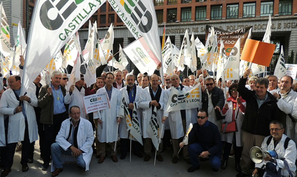 Cientos de médicos protestan ante el Ministerio de Sanidad por el incumplimiento de los acuerdos firmados en 2013