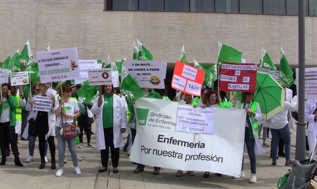 Concentración en Castilla y León contra las condiciones laborales de las enfermeras que trabajan en Servicios Sociales