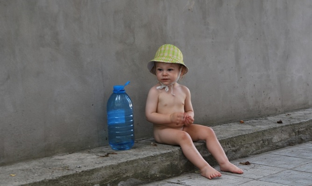 Los expertos alertan sobre los problemas de deshidratación ante el calor extremo, sobre todo en ancianos y niños