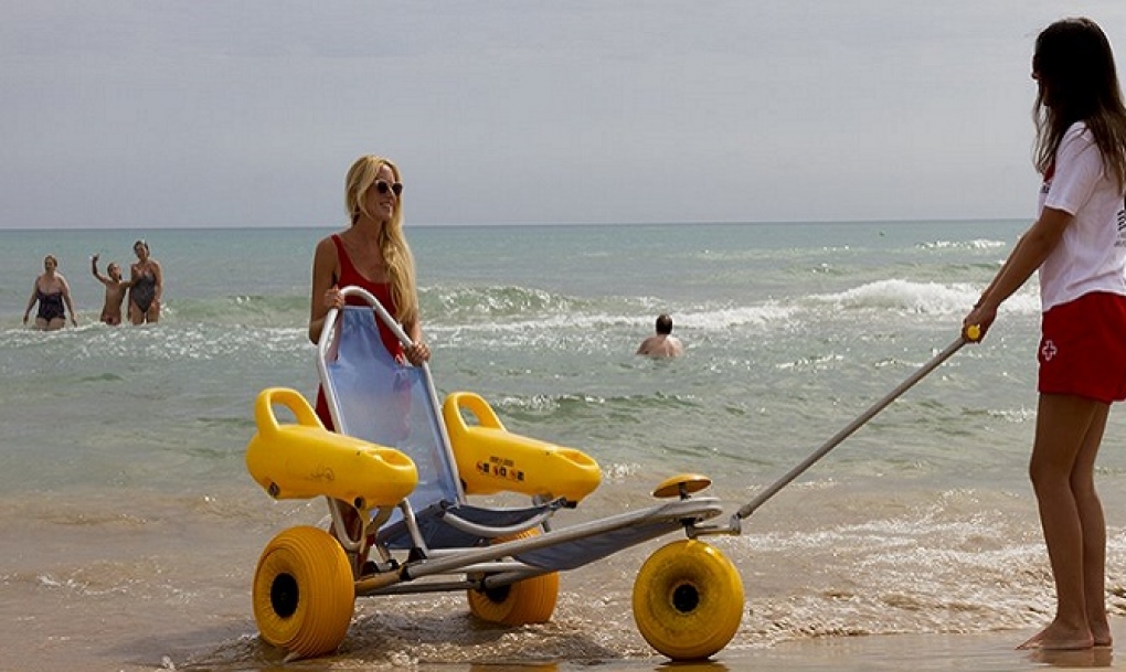 Cruz Roja cuenta con servicio de baño adaptado en 90 playas españolas