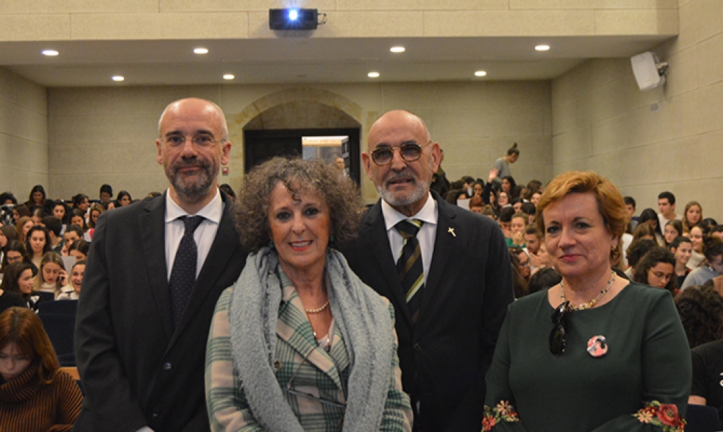 Lola López: «Entre los jóvenes lo que se reprime es la afectividad, y el problema es que no saben querer»