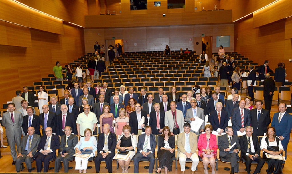 El Colegio de Médicos rinde homenaje a cerca de 60 doctores jubilados en el último año