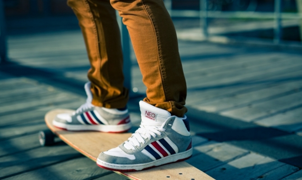 Las personas con discapacidad piden una regulación única que impida la circulación de los patinetes por las aceras