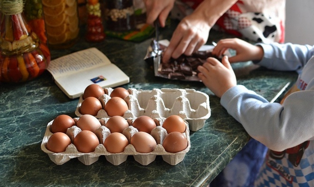 Los pediatras de Atención Primaria recomiendan cocinar y comer en familia para frenar la obesidad y el sobrepeso en niños