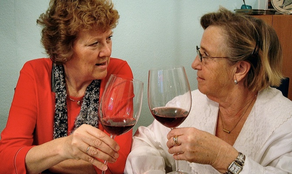 Consumir cantidades pequeñas de alcohol no reduce la mortalidad