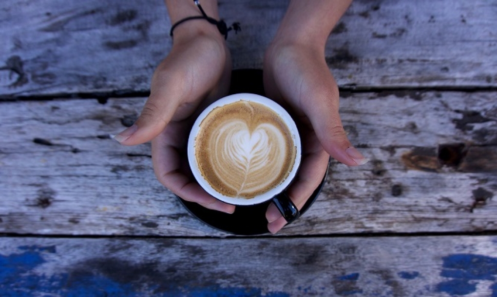 Un estudio concluye que beber tres cafés al día reduce el riesgo de morir joven