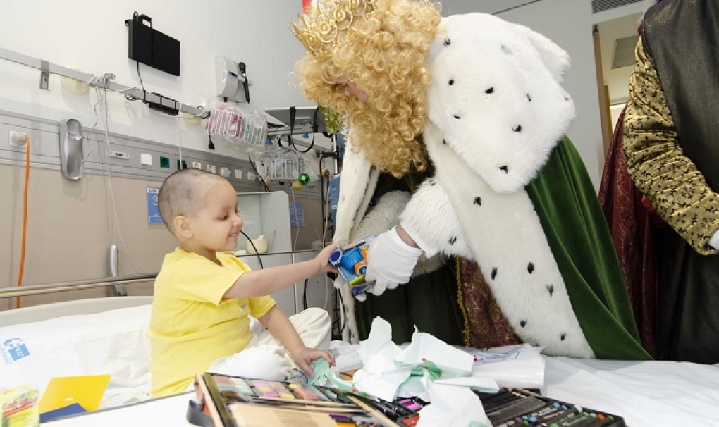 Los taxistas madrileños reparten ilusión a los niños ingresados en el Hospital Gregorio Marañón