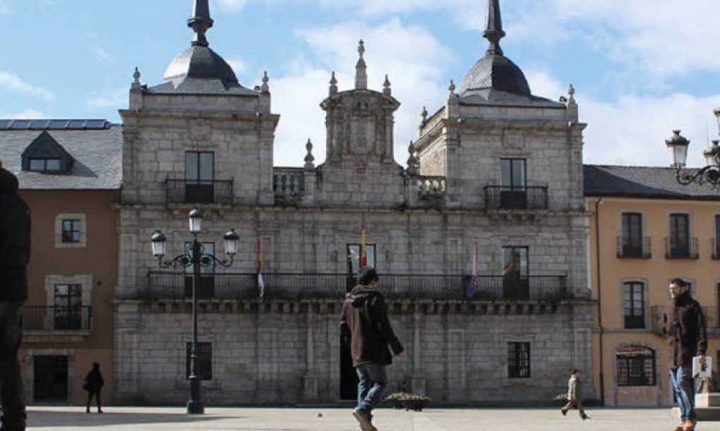 Castilla y León refuerza por ley la autoridad de los sanitarios para mejorar el control y la eficacia de las medidas contra la COVID-19, que hoy bate otro récord de nuevos casos