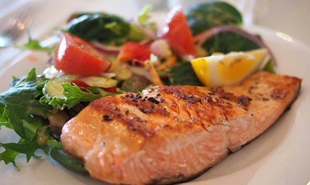 Un estudio identifica el mecanismo por el cual comer pescado reduce el riesgo de sufrir enfermedades cardiovasculares