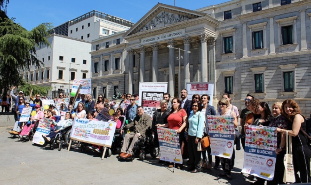 Personas con espina bífida se concentran frente al Congreso «esperando» un Gobierno que atienda sus necesidades
