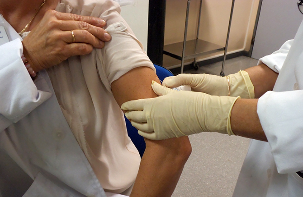 La vacunación frente a la gripe de 22 millones de personas &#8220;peligra&#8221; por el retraso de la prescripción enfermera