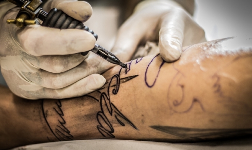 Los dermatólogos piden una regulación más estricta para los tatuajes