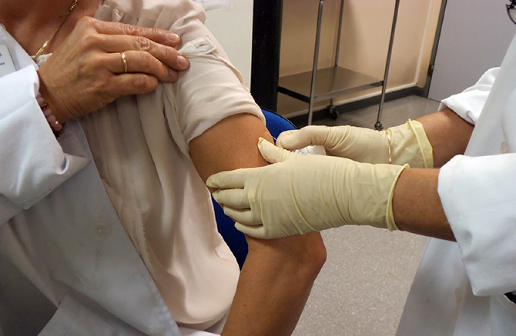 Los neumólogos advierten de que la vacuna de la gripe es «imprescindible» para pacientes respiratorios crónicos