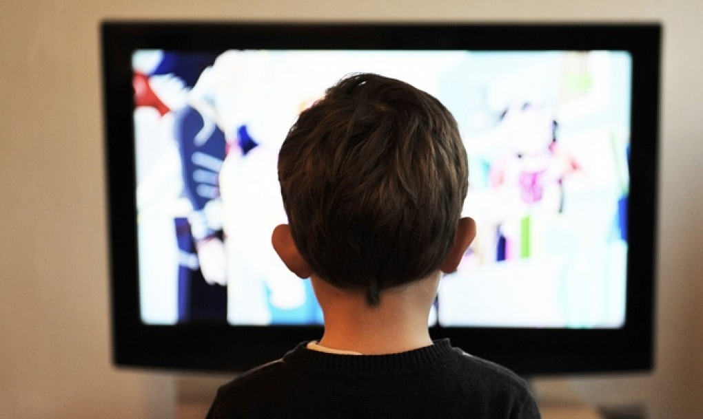 El consumo de televisión es el hábito que más se relaciona con la obesidad infantil