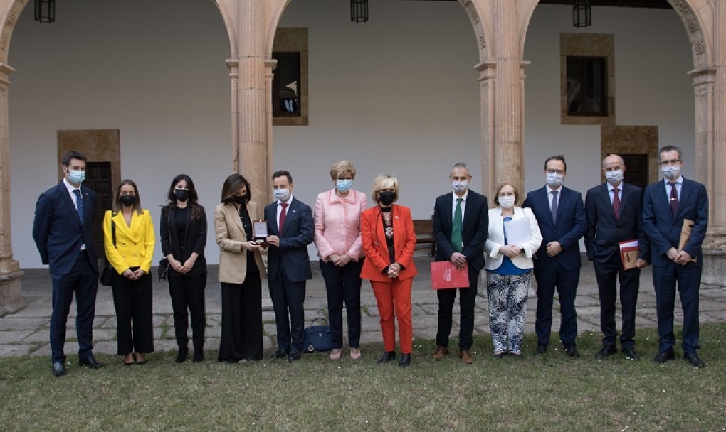 La Universidad de Salamanca tributa un emotivo homenaje a los profesionales sanitarios por su lucha para combatir la pandemia