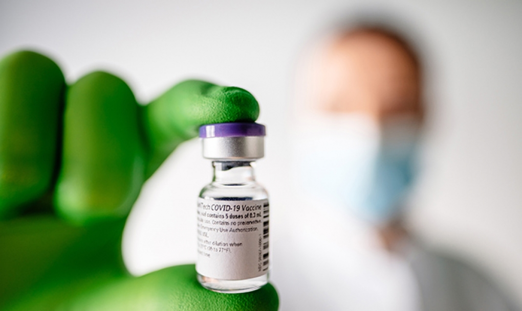 Pfizer y BioNTech pedirán autorización para una tercera dosis de refuerzo de su vacuna seis meses después de la segunda