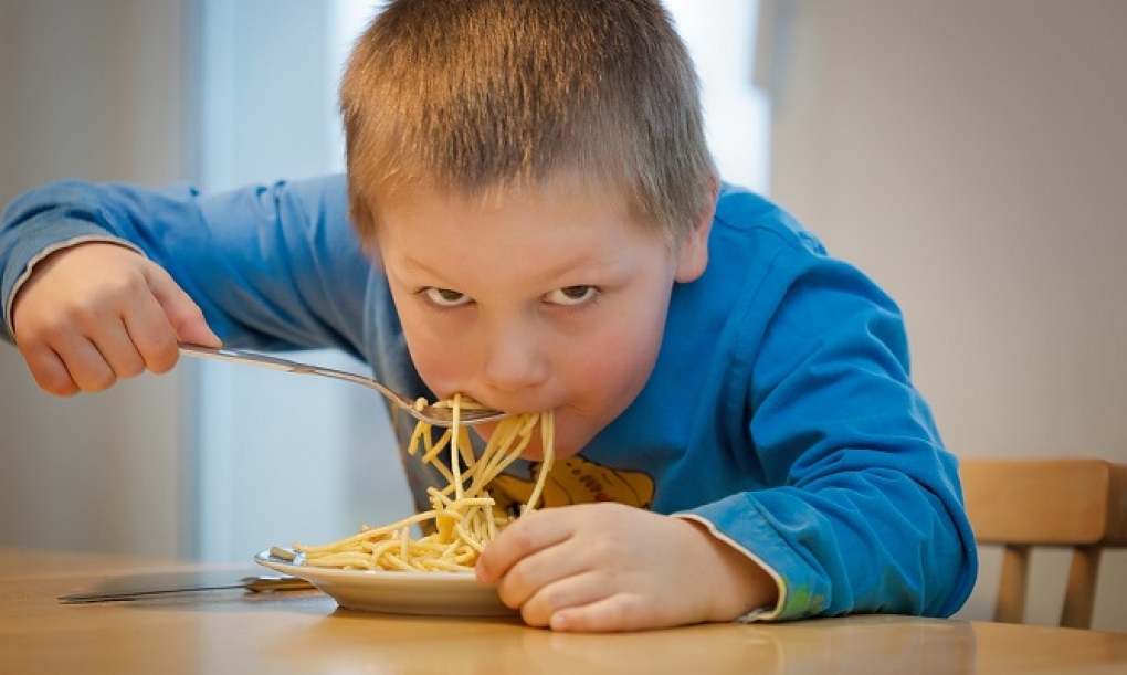 ¿Qué y cómo deben comer los niños y adolescentes?