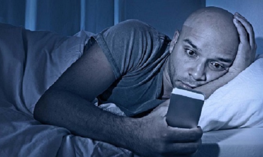 La lectura prolongada en smartphone aumenta el 90% de síntomas visuales