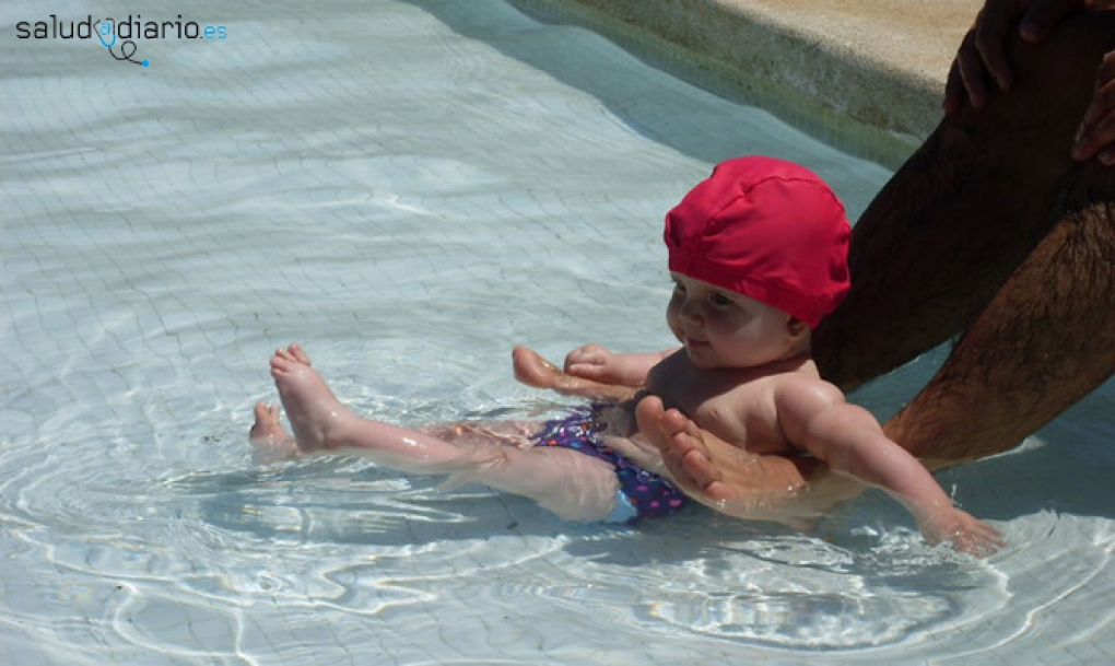 Los pediatras recuerdan que la distancia de vigilancia adecuada de los niños en las piscinas es el alcance de la mano