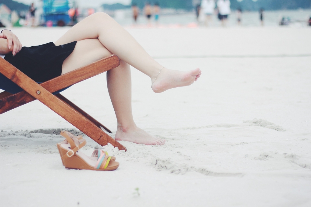 El uso prolongado de sandalias en verano puede provocar artrosis, juanetes o tendinitis