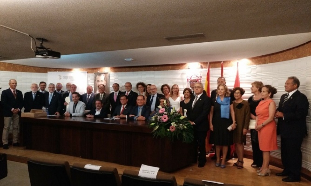 El Colegio de Médicos de Salamanca rinde homenaje a cerca de 50 doctores jubilados durante el último año
