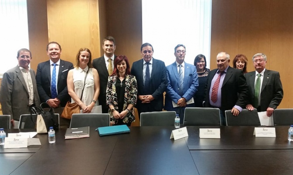 Sanidad y colegios profesionales firman un protocolo para evitar riesgos con la difusión de falsos mensajes publicitarios