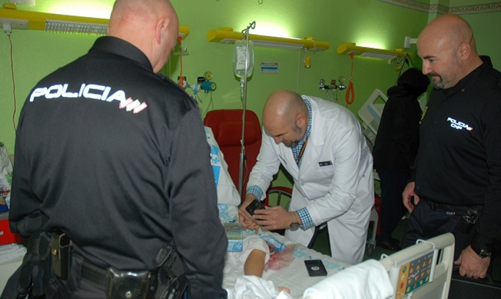 La Policía Nacional y jugadores del Salmantino celebran la Navidad con los niños del hospital