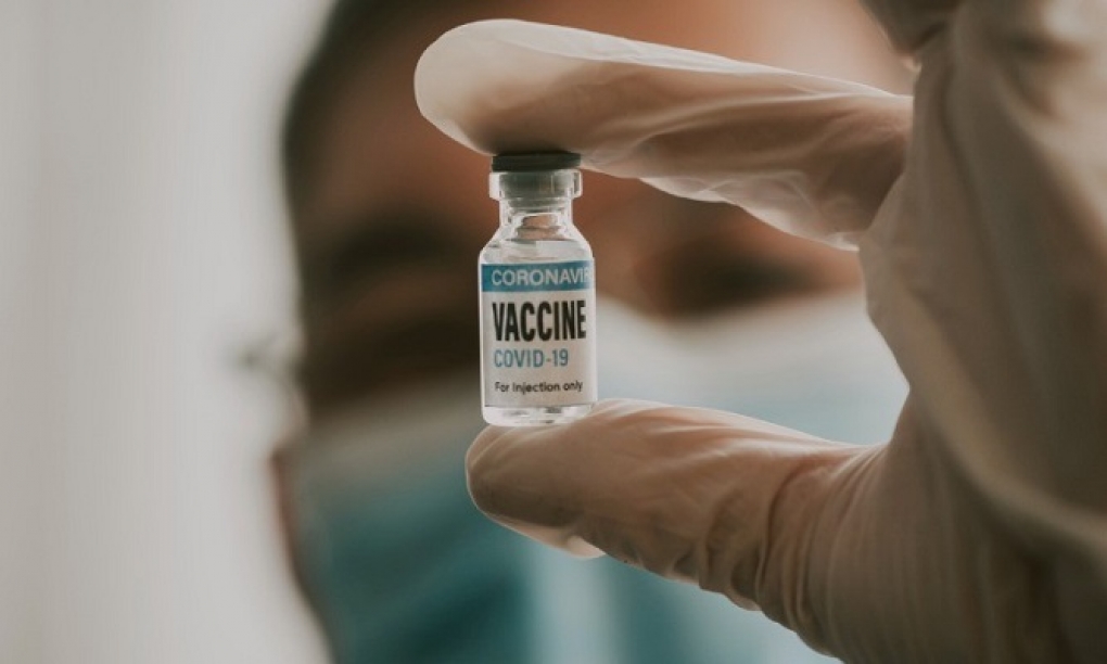 Un año de vacuna covid: producción suficiente, distribución desigual